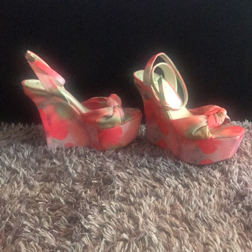 Alice + Olivia by Stacey bendet Ilisa Watercolor-Print Wedge Sandal - Picture 7 of 8